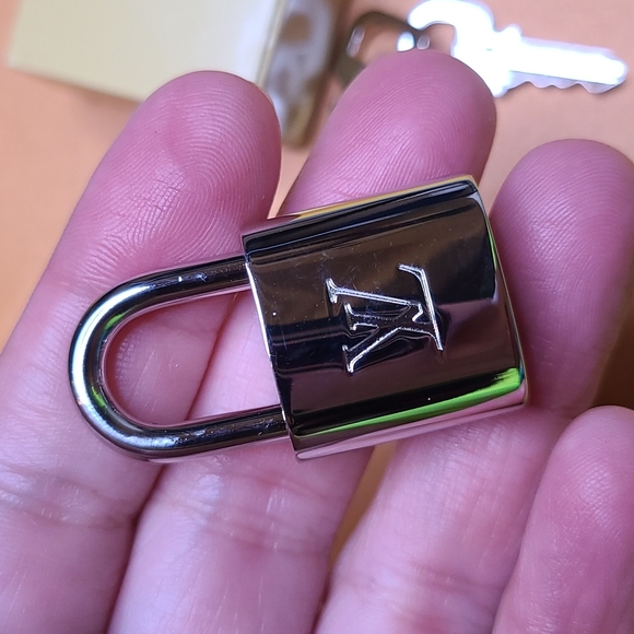 BNEW LOUIS VUITTON LV SILVER LOCK AND KEY SET #315 - Picture 5 of 7